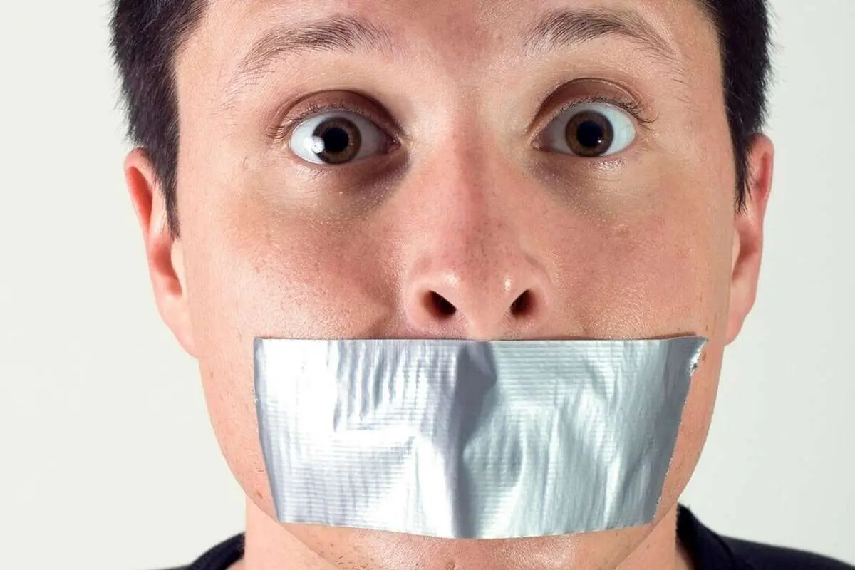 چسب زدن دهان روش عجیب برای خواب بهتر، اما ریسکش چیست؟