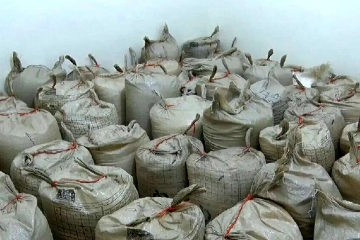 (ویدئو) کشف ۲۴۰۰ کیلوگرم شیشه از یک باند قاچاق موادمخدر