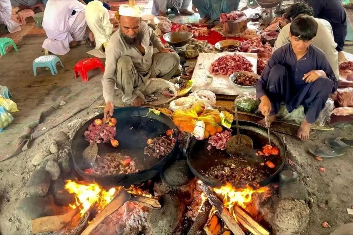 (ویدئو) غذای خیابانی در پاکستان؛ پخت غذا با گوشت گاو و فلفل در کراچی