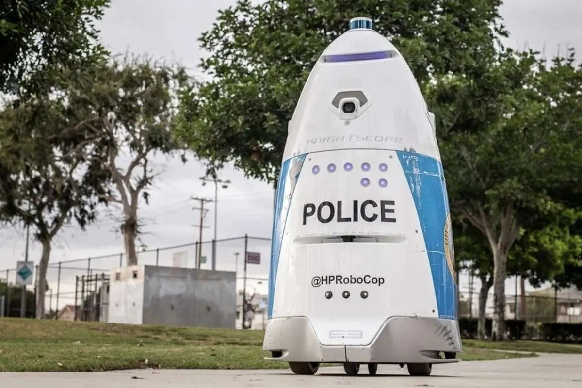 (ویدئو) ربات پلیس درحال گشت‌زنی در خیابان‌های لس‌آنجلس