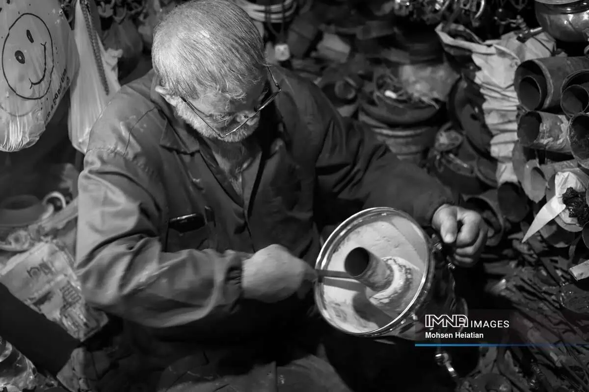 (تصاویر) پیشهای به جا مانده از روزهای رونق سماور
