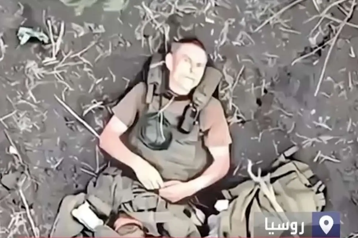 (ویدئو) خونسردی عجیب سرباز روس مقابل بمب پرتاب شده از پهپاد