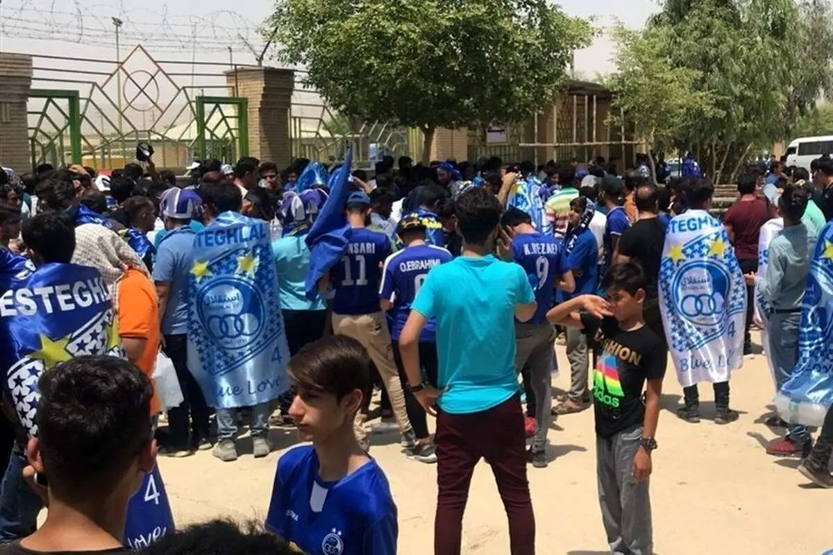 (ویدیو) ازدحام هواداران در صف بلیت‌فروشی استقلال - الغرافه