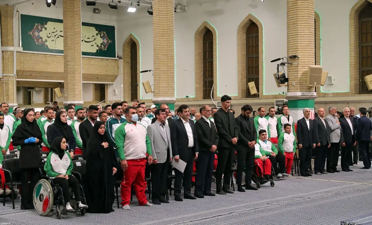 (عکس) مبینا نعمت‌زاده با دست شکسته در دیدار رهبر انقلاب