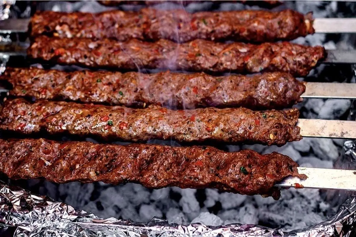 (ویدئو) پخت یک غذای متفاوت با کباب کوبیده و گوجه فرنگی در جنگل