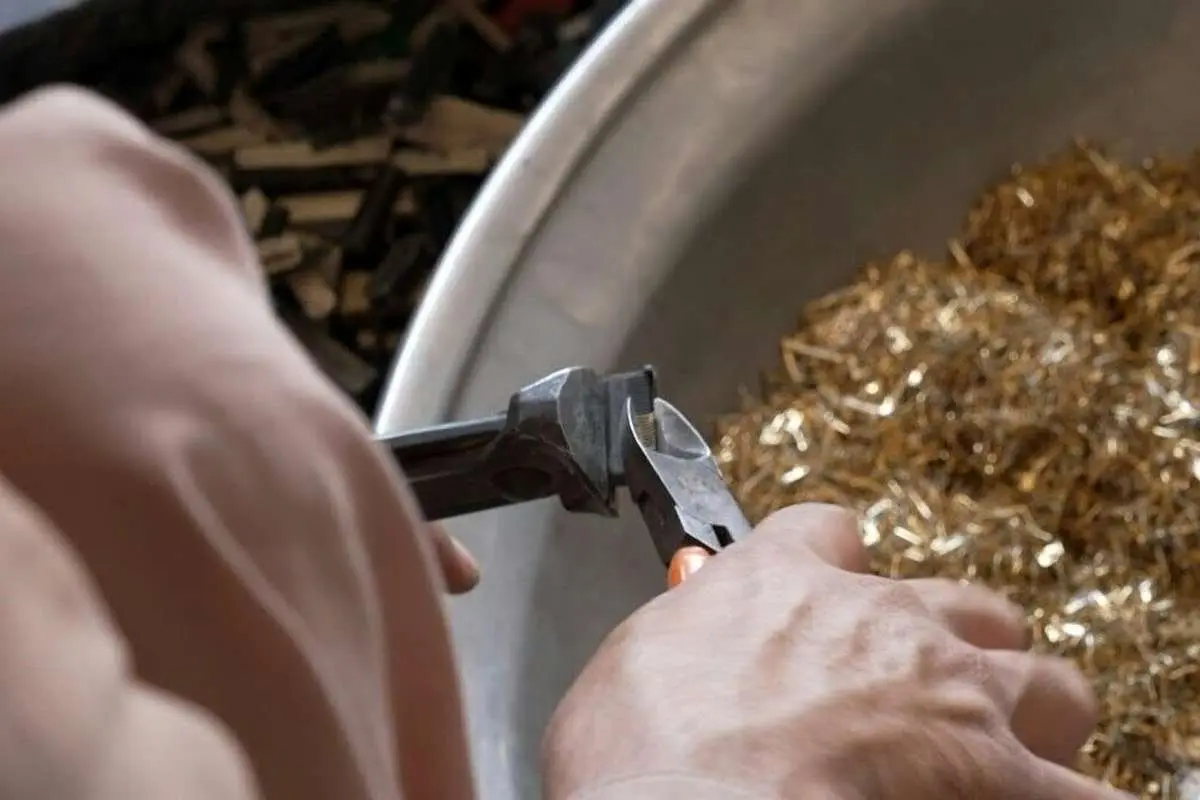 (ویدئو) شکار طلا از داخل رادیو و موبایل؛ هر گرم ۵ میلیون تومان!