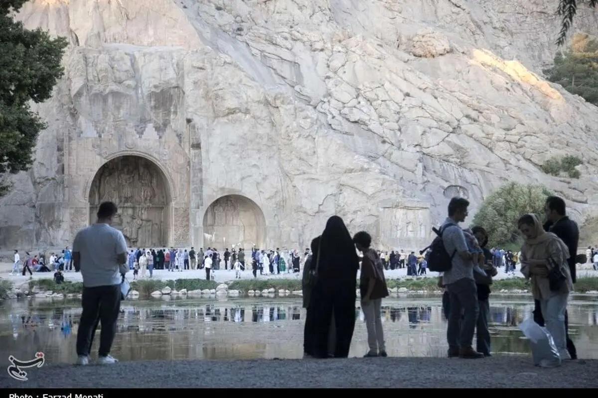 (تصاویر) مسافران تابستانی در محوطه تاریخی طاقبستان
