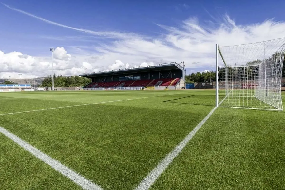 (ویدئو) وضعیت نابسامان چمن ورزشگاه شهر قدس در فاصلۀ ۲ روز مانده به بازی استقلال و الغرافه