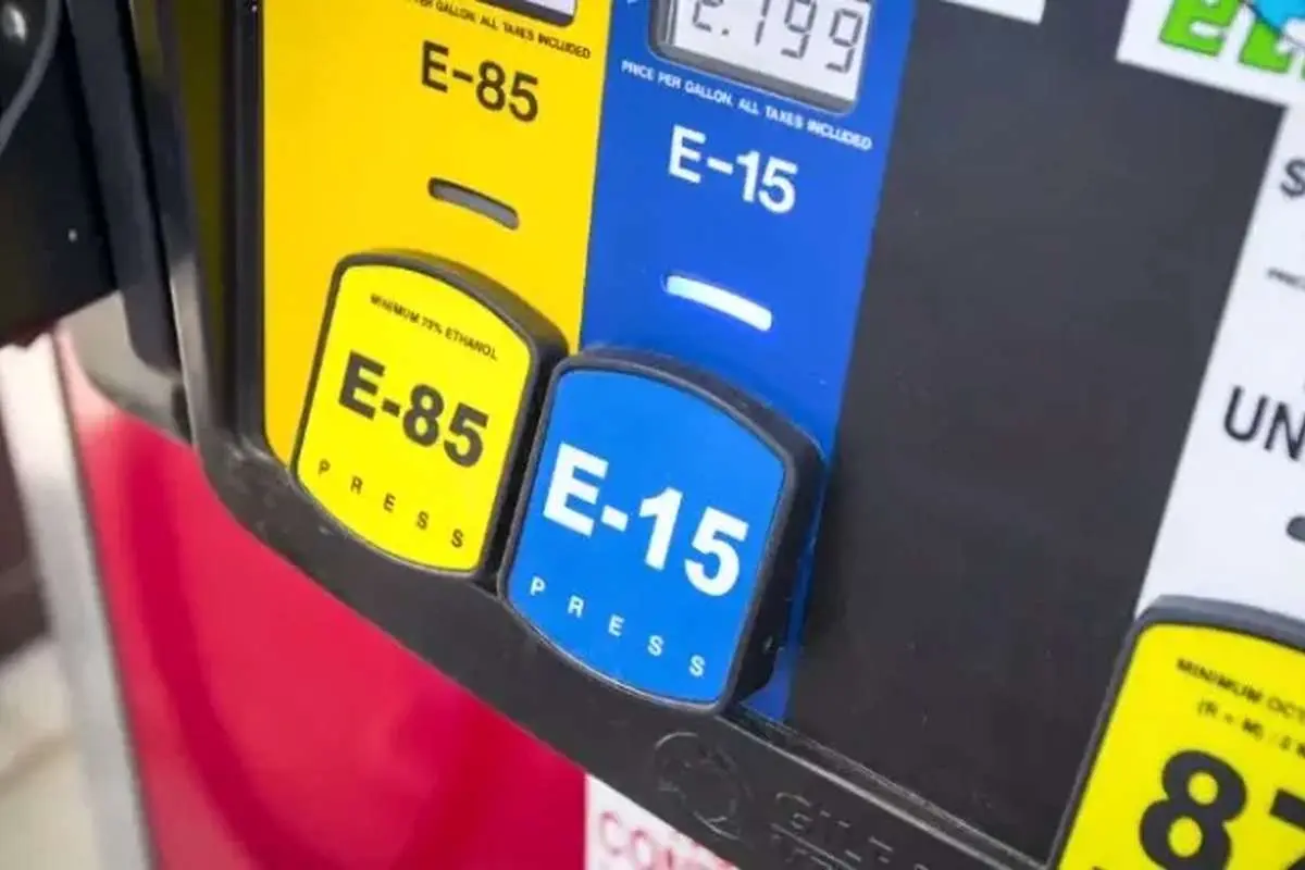 رنگ زرد در باک بنزین به چه معناست؟