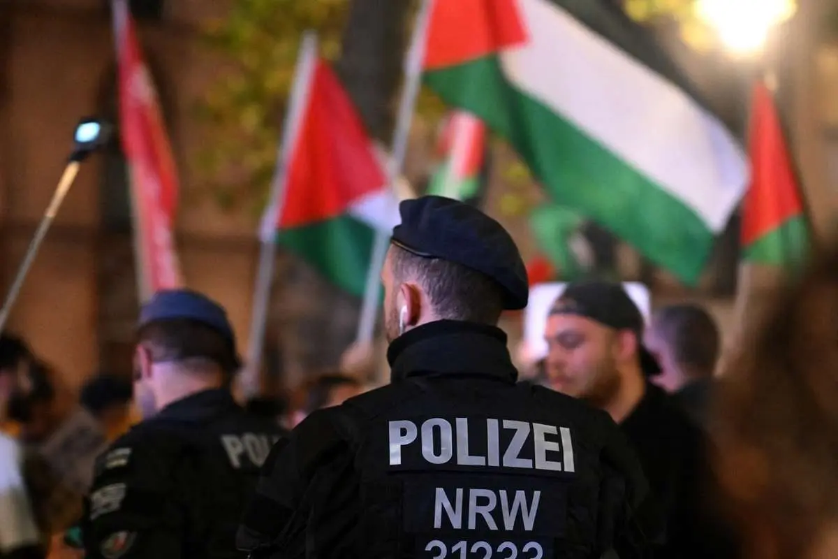 (ویدئو) بازداشت یک کودک در آلمان به جرم حمل پرچم فلسطین