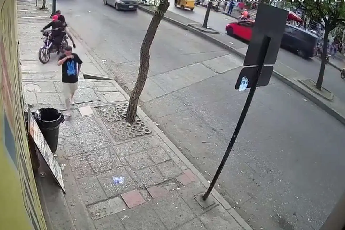 (ویدیو) لحظه‌ای دلهره‌آور از قتل فجیع یک مرد وسط خیابان