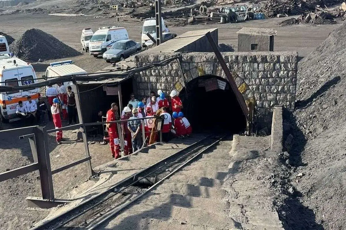 (عکس) استراحت امدادگران خسته در حادثه معدن طبس