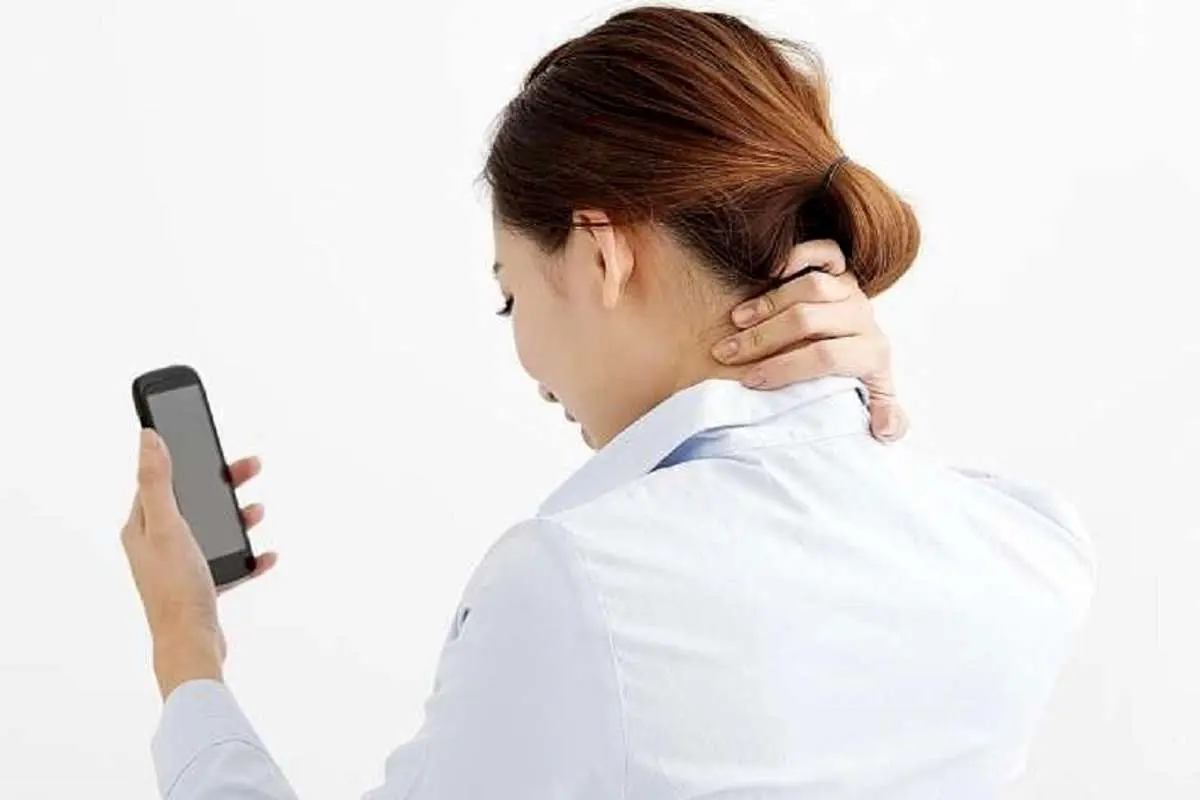 «گردن پیامکی» چیست و چه بلایی سرتان می‌آورد؟