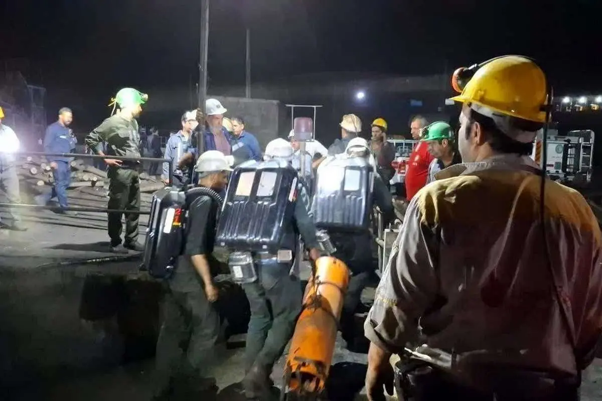 (ویدئو) ادامه امدادرسانی به حادثه‌دیدگان معدن طبس