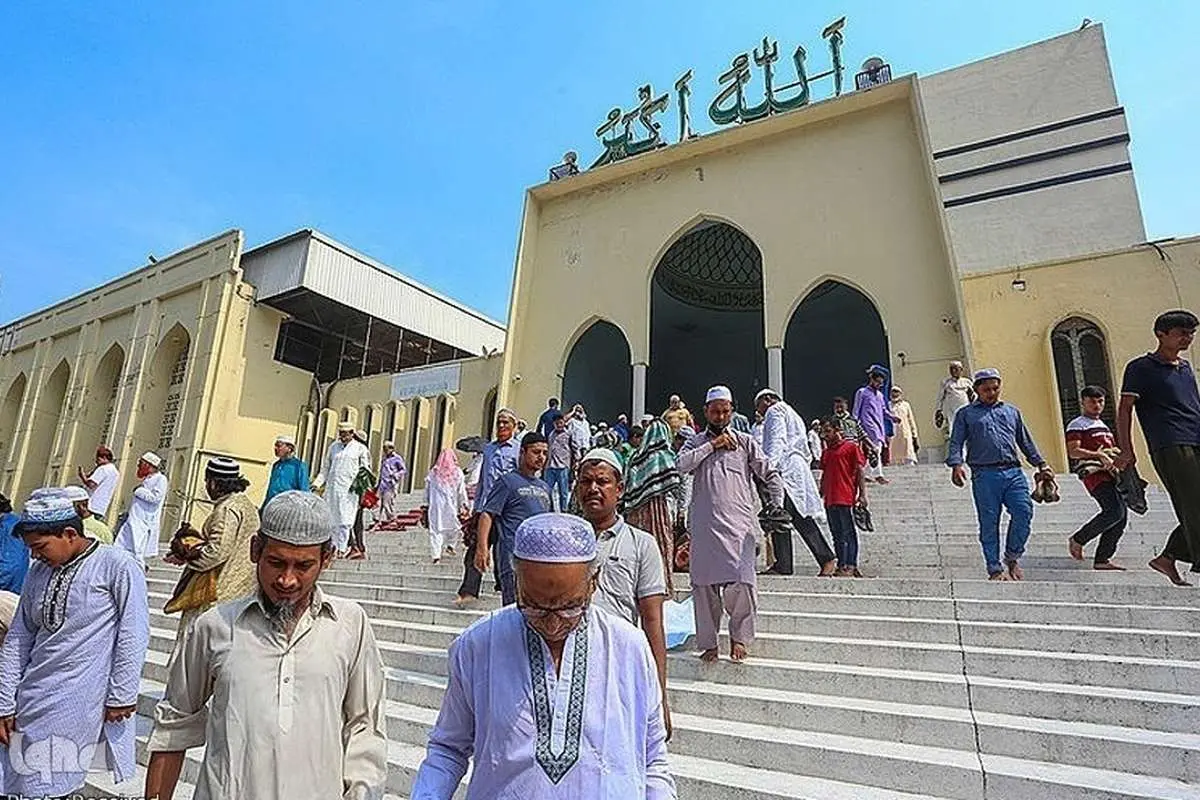 (ویدئو) درگیری عجیب میان نمازگزاران در یک مسجد