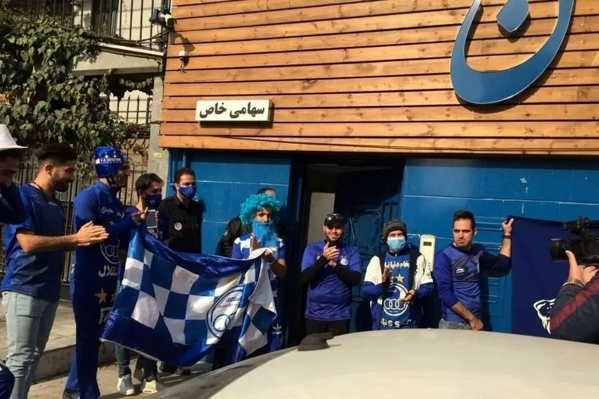 (ویدیو) اعتراض هواداران به نکونام مقابل درب باشگاه استقلال