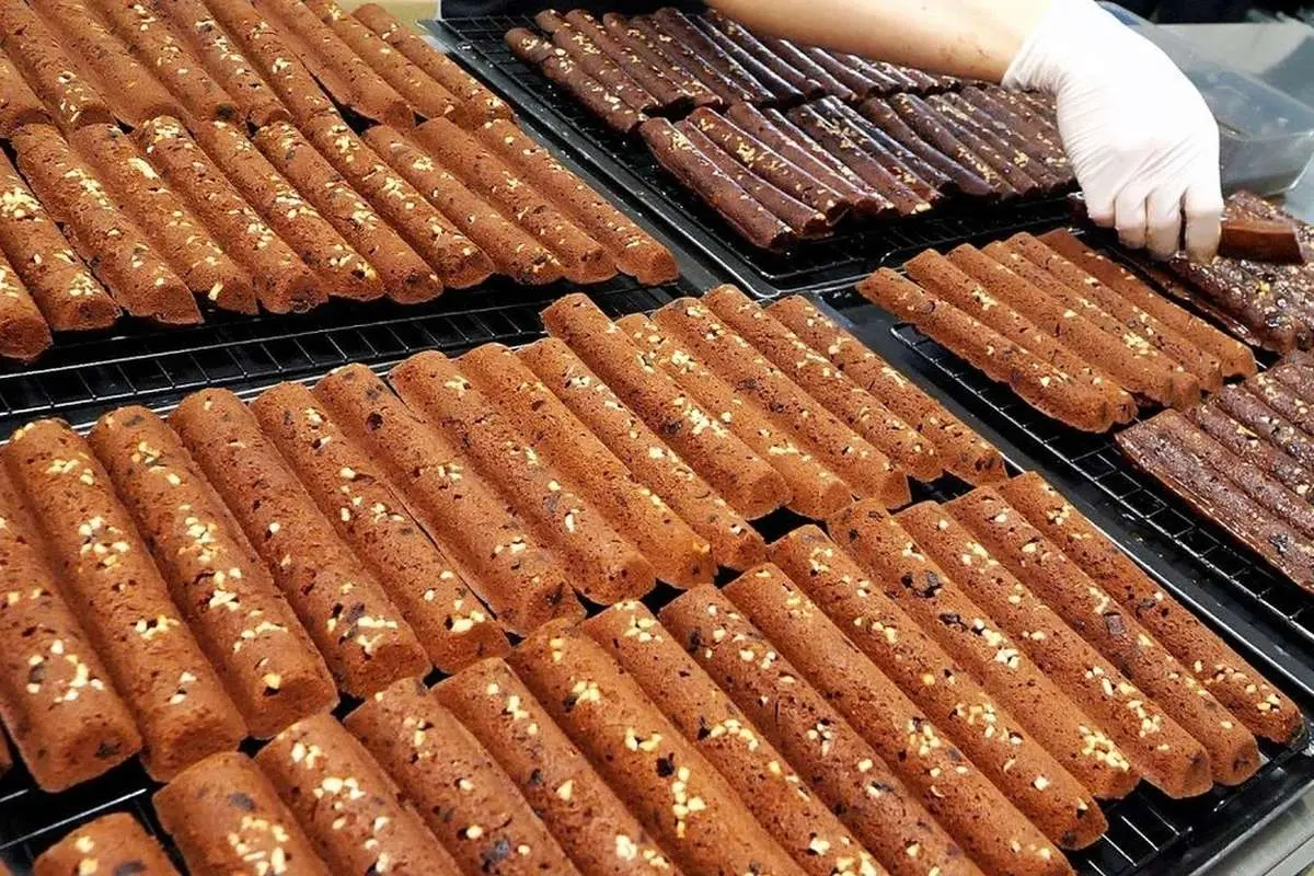 (ویدئو) غذای خیابانی در کره؛ پخت کوکی شکلاتی با استفاده از نارنگی
