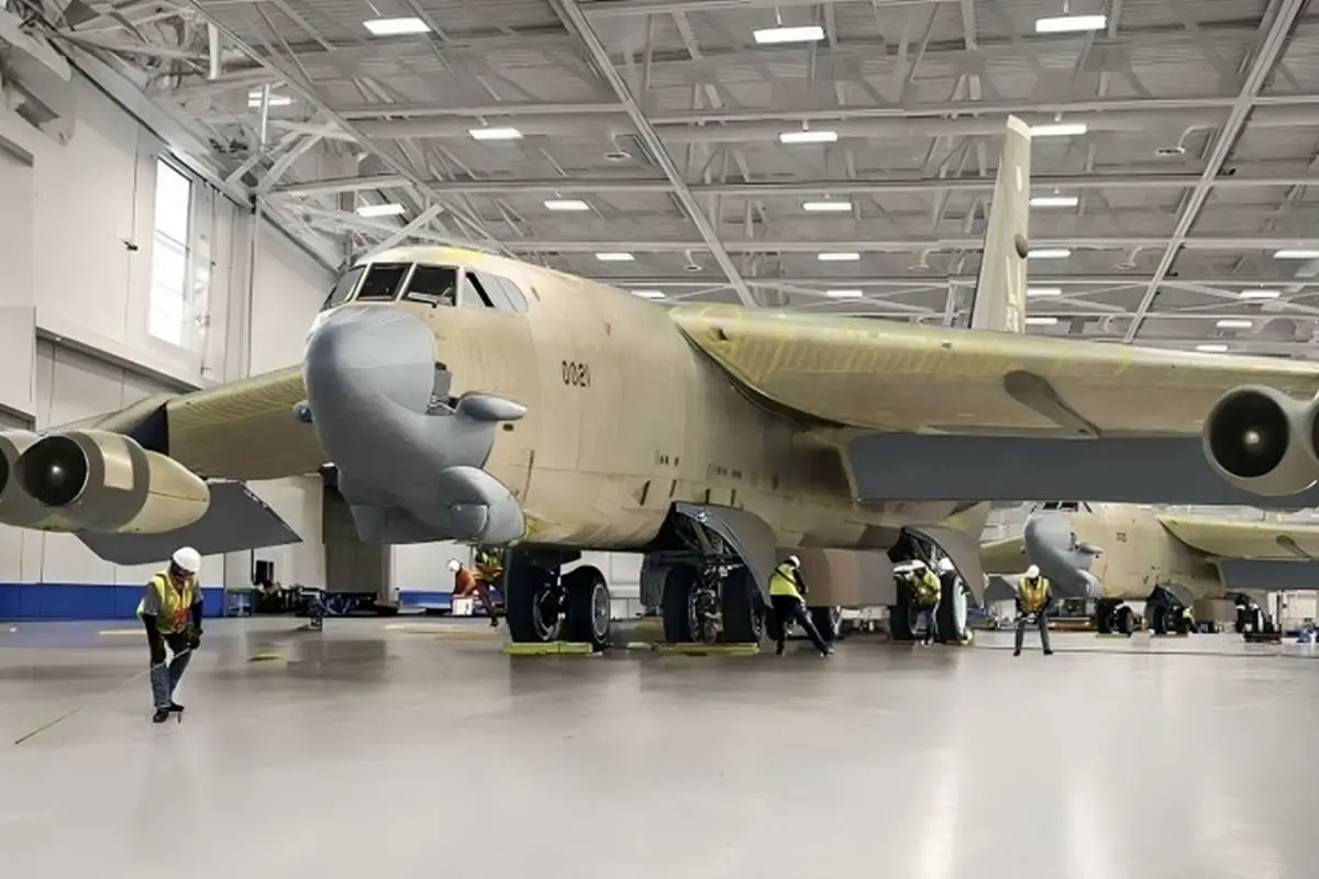 (ویدئو) فرآیند تعمیر و بازسازی بمب افکن B-۵۲