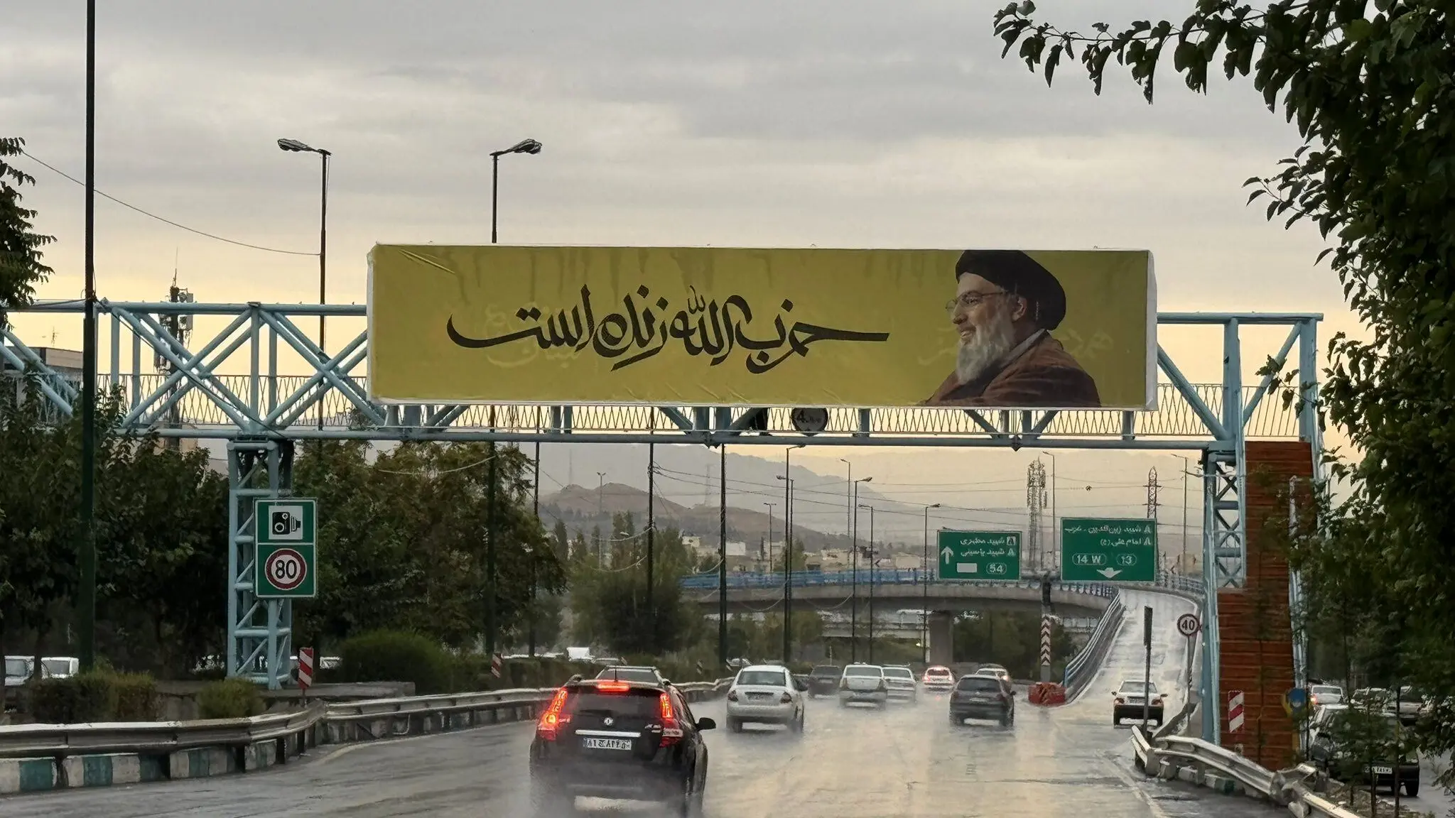 (عکس) نصب بنرهای «حزب‌الله زنده است» در تهران