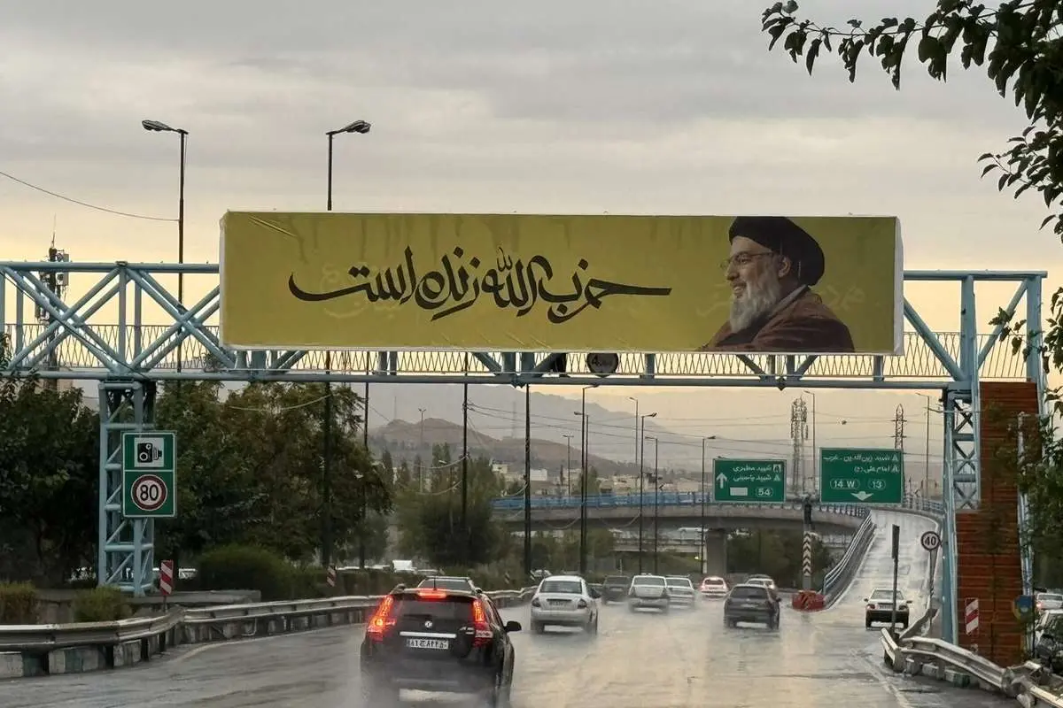 (عکس) نصب بنرهای «حزب‌الله زنده است» در تهران