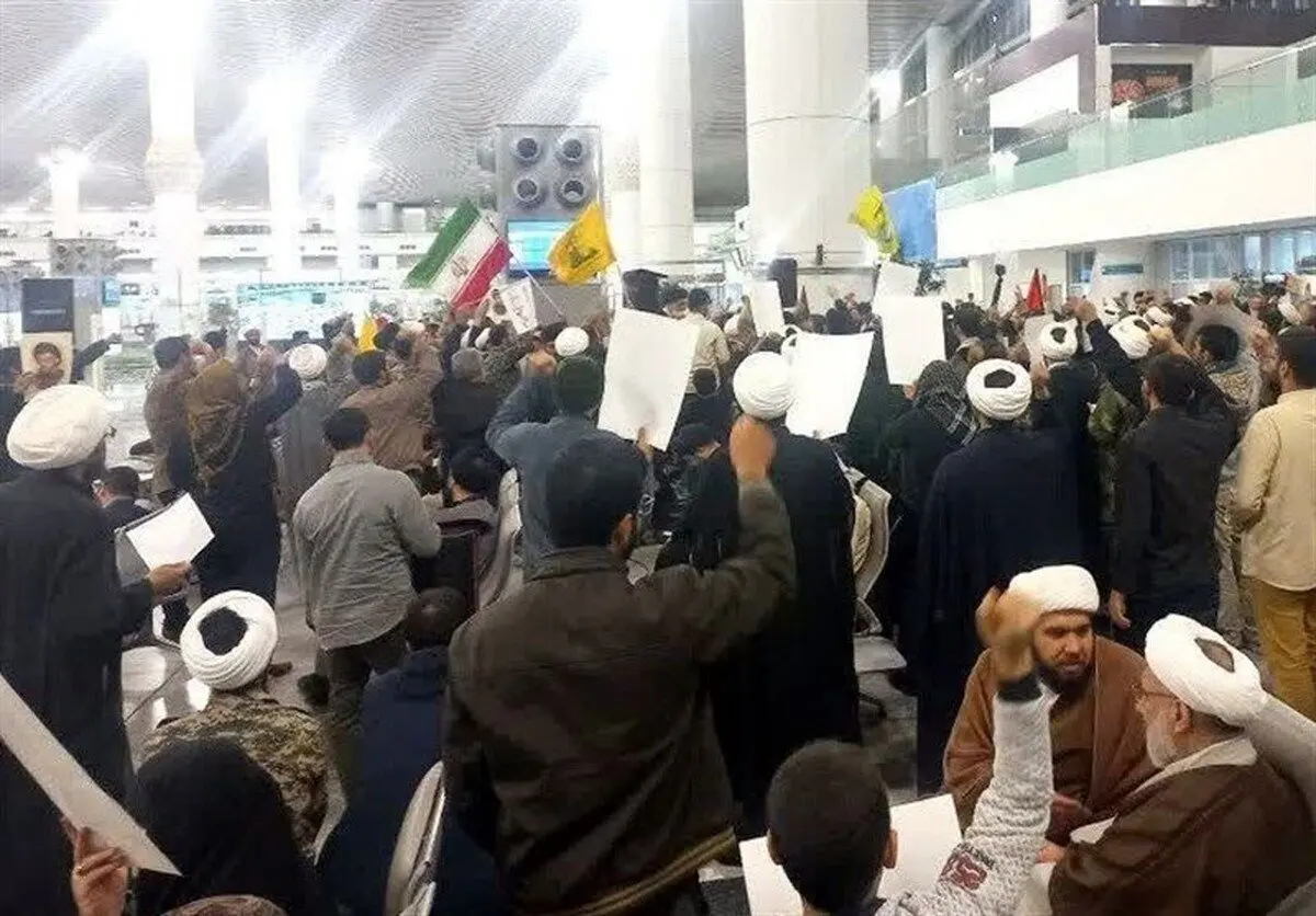 (ویدئو) تجمع طلاب قم در فرودگاه امام خمینی برای اعزام به لبنان