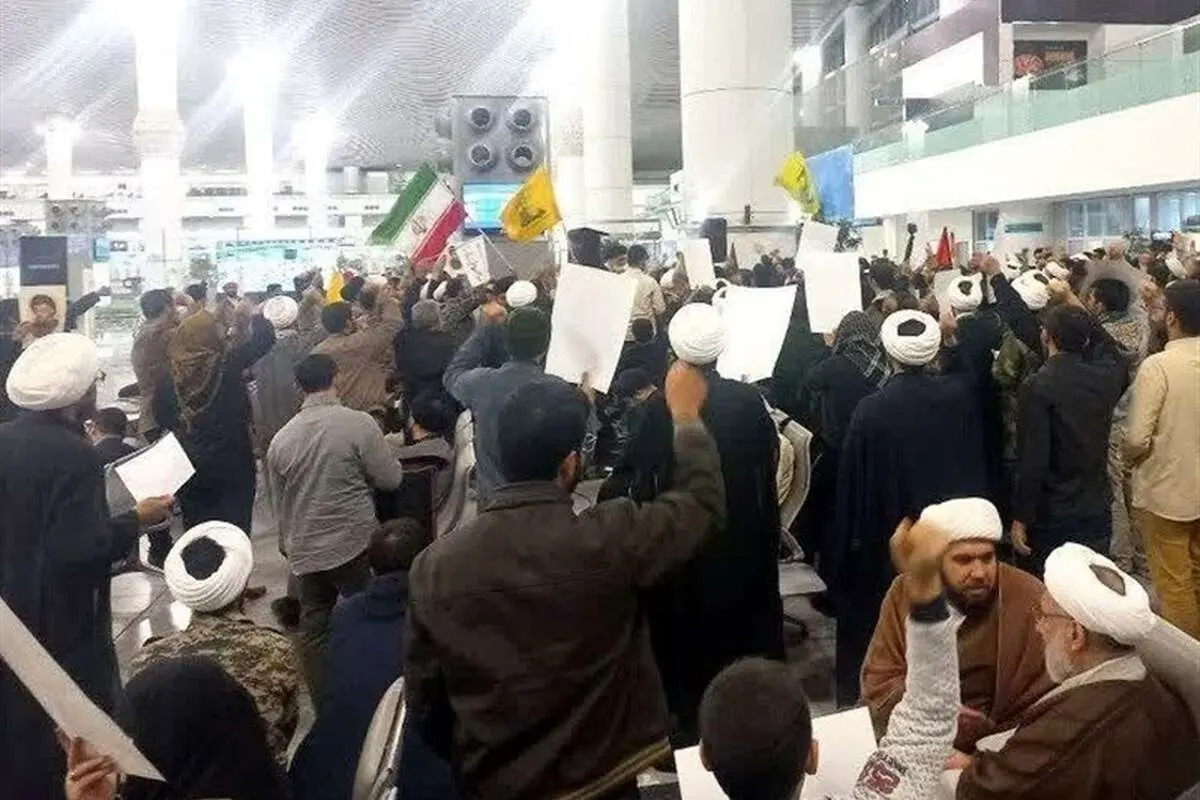 (ویدئو) تجمع طلاب قم در فرودگاه امام خمینی برای اعزام به لبنان