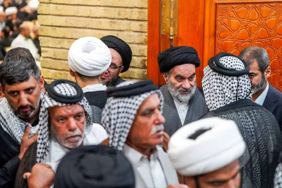 (عکس) فرزندان آیت الله سیستانی در مراسم ترحیم سید حسن نصرالله