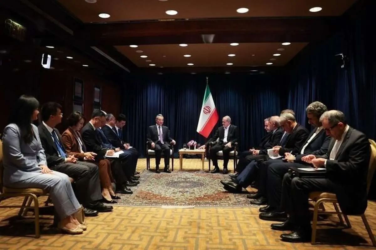 وزیر خارجه چین در دیدار با پزشکیان: از امنیت ایران در برابر نیروهای خارجی دفاع میکنیم
