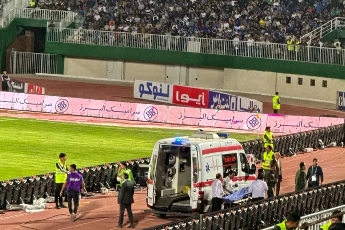انتقال یکی از تماشاگران دربی به بیمارستان