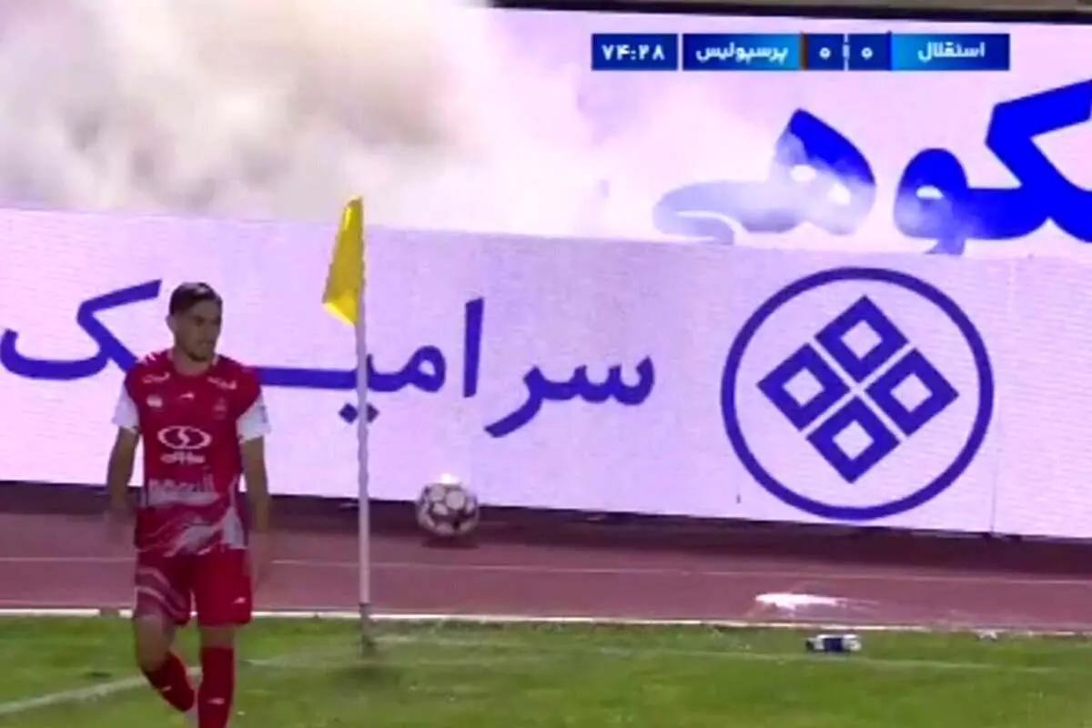 (ویدیو) پرتاب نارنجک و بطری توسط تماشاگران در دربی ۱۰۴