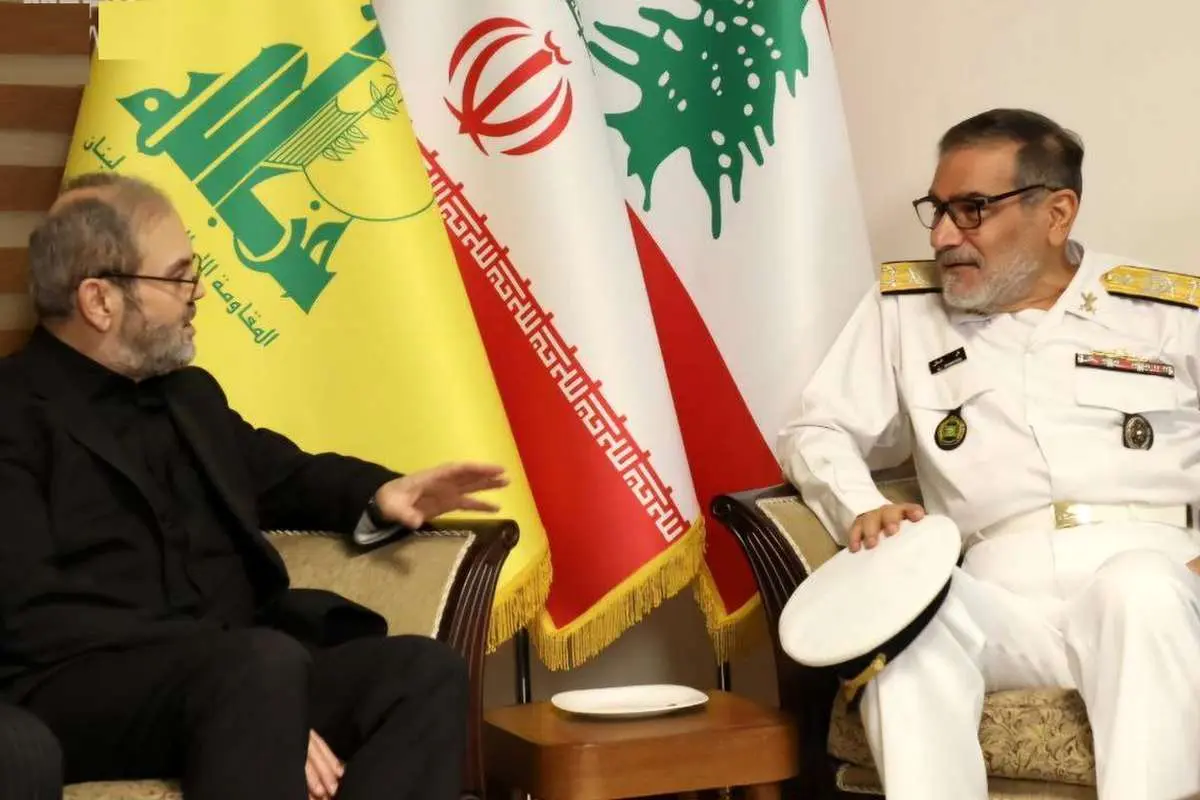 (تصویر) شمخانی با لباس نظامی در دفتر حزب‌الله حاضر شد