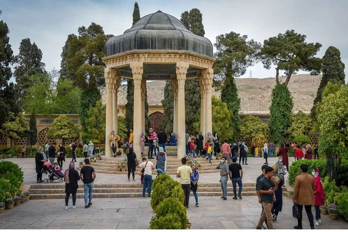 حضور بلاگر‌های غذا در آرامگاه لسان الغیب؛ صبحانه‌خوری در جوار حافظ!