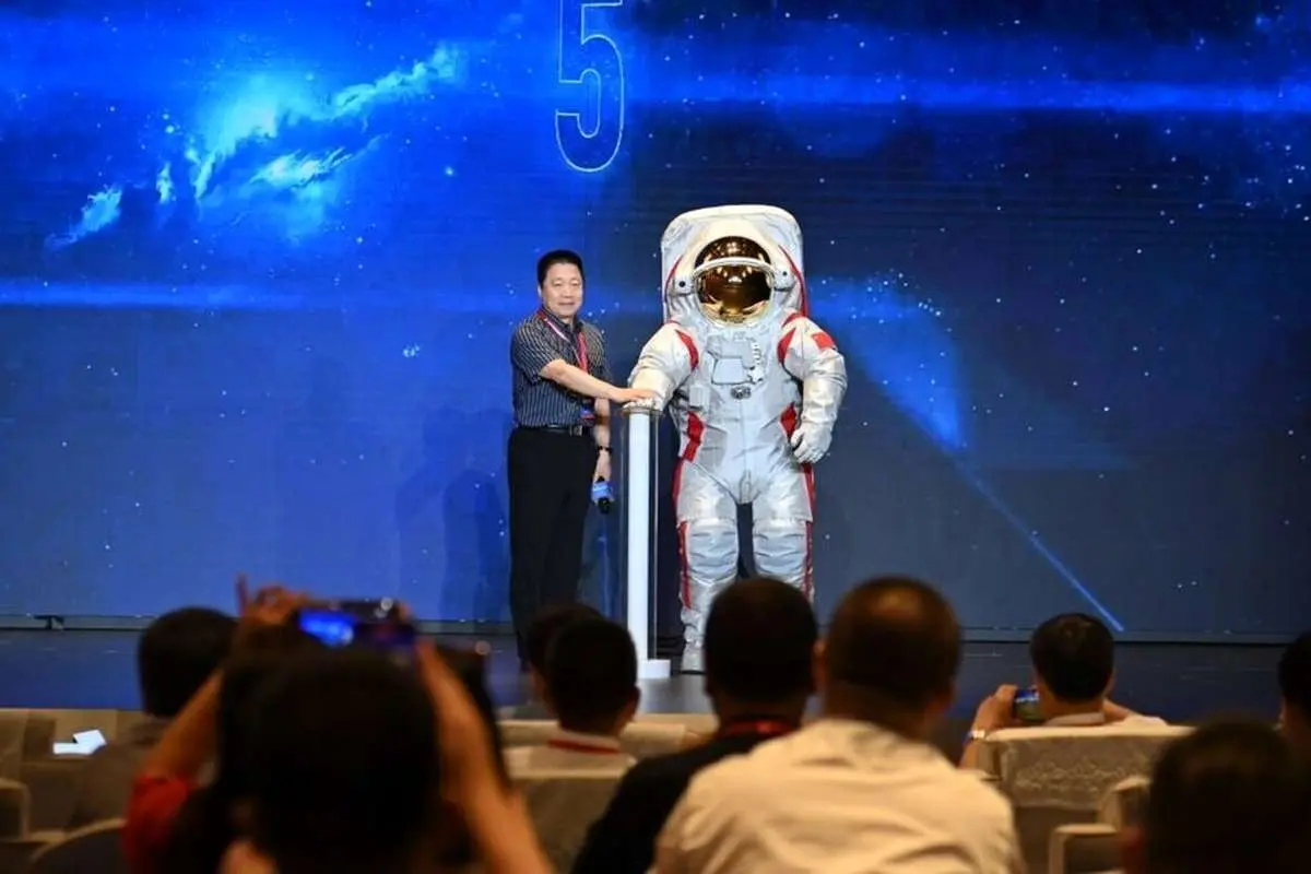 (تصاویر) چین از اولین لباس فضایی خود برای سفر به ماه رونمایی کرد