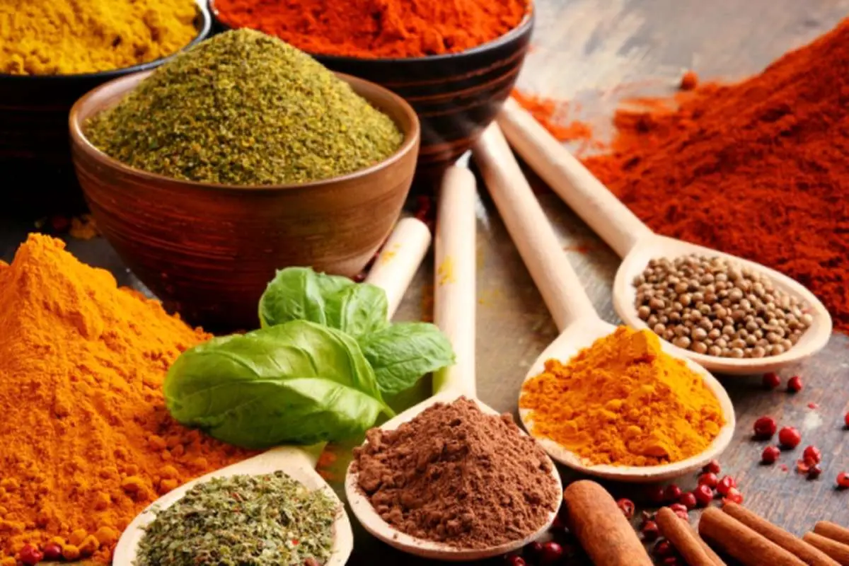 ۶ ادویه مناسب برای از بین بردن چربی شکم و پهلو