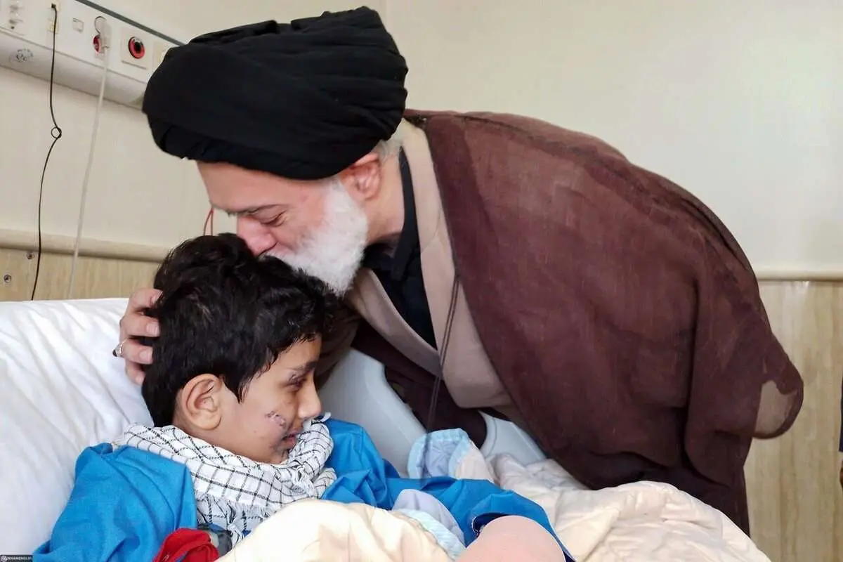 (تصاویر) عیادت فرزندان رهبر انقلاب از مجروحان لبنانی و رزمندگان حزبالله