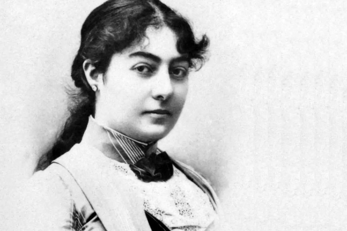 سوگلی دربار قاجار یا ملکۀ غمگین اروپا؛ این زن «واقعا» کیست؟