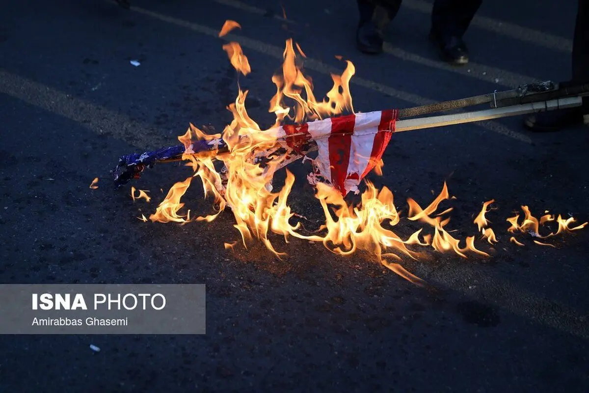 (تصاویر) آتش زدن پرچم آمریکا و اسرائیل در تهران
