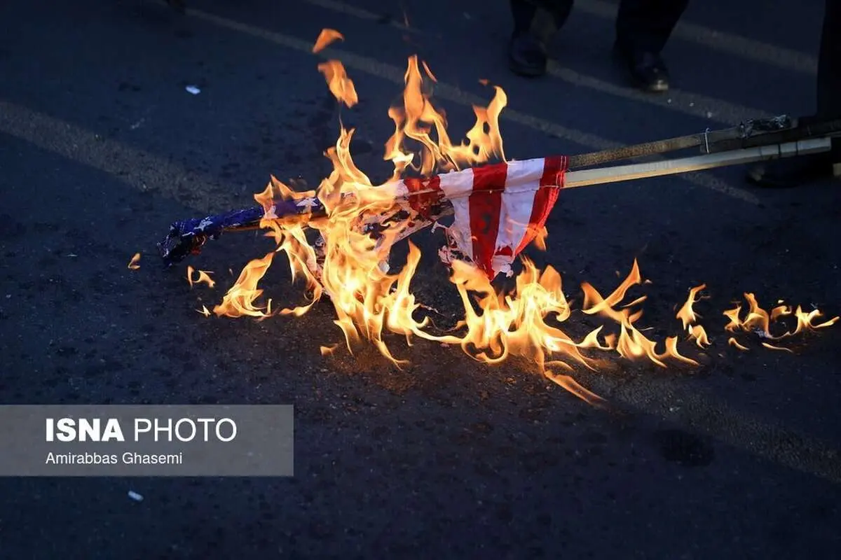 (تصاویر) آتش زدن پرچم آمریکا و اسرائیل در تهران