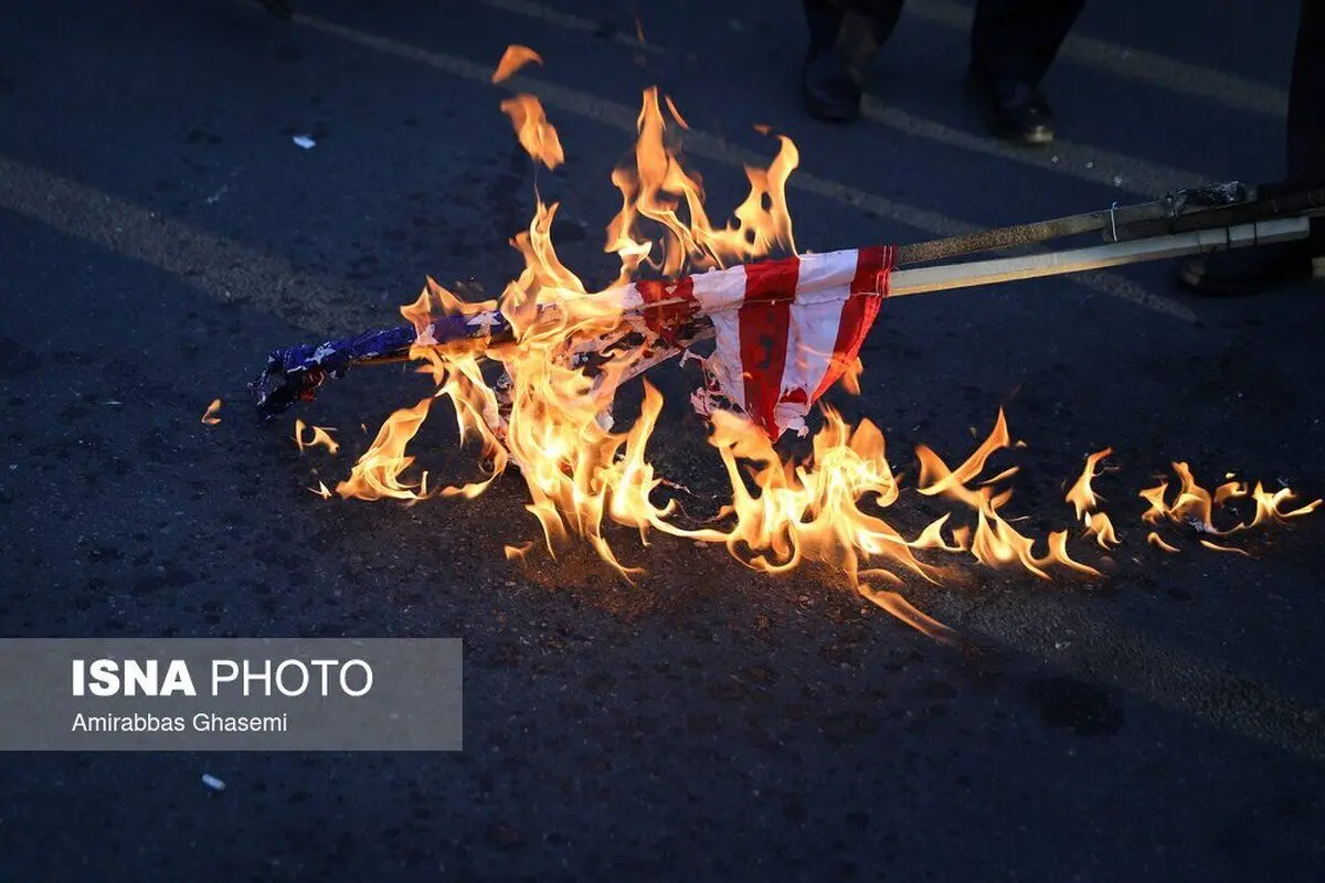 (تصاویر) آتش زدن پرچم آمریکا و اسرائیل در تهران