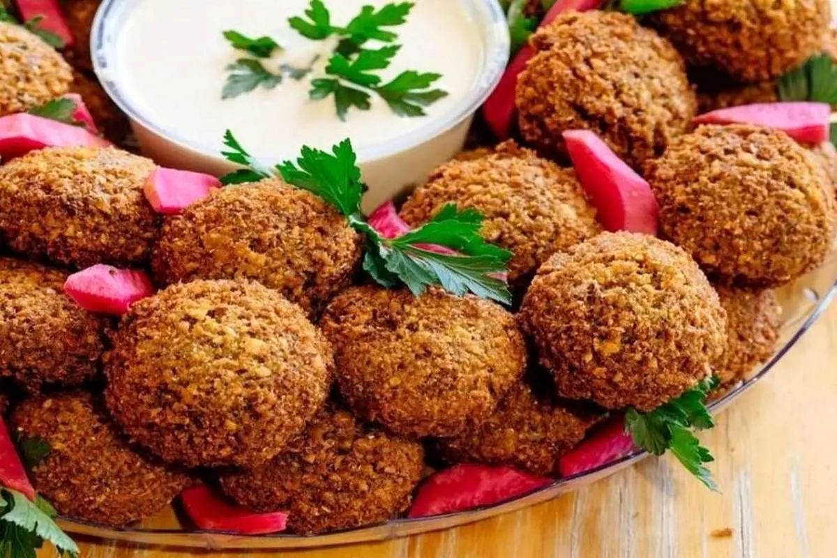 (ویدئو) طرز تهیه فلافل و سس انبه مانند ساندویچی ها در منزل