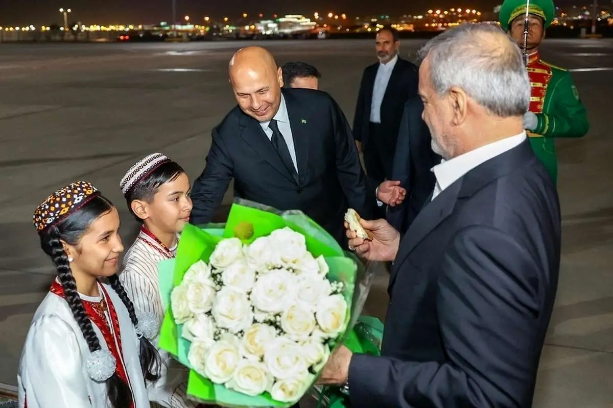 (ویدئو) استقبال ترکمنها از دکتر پزشکیان با نان و نمک