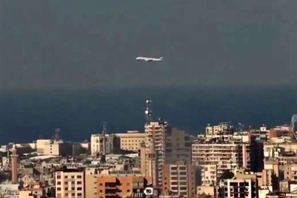 لحظه فرود هواپیمای عراقچی همزمان با بمباران