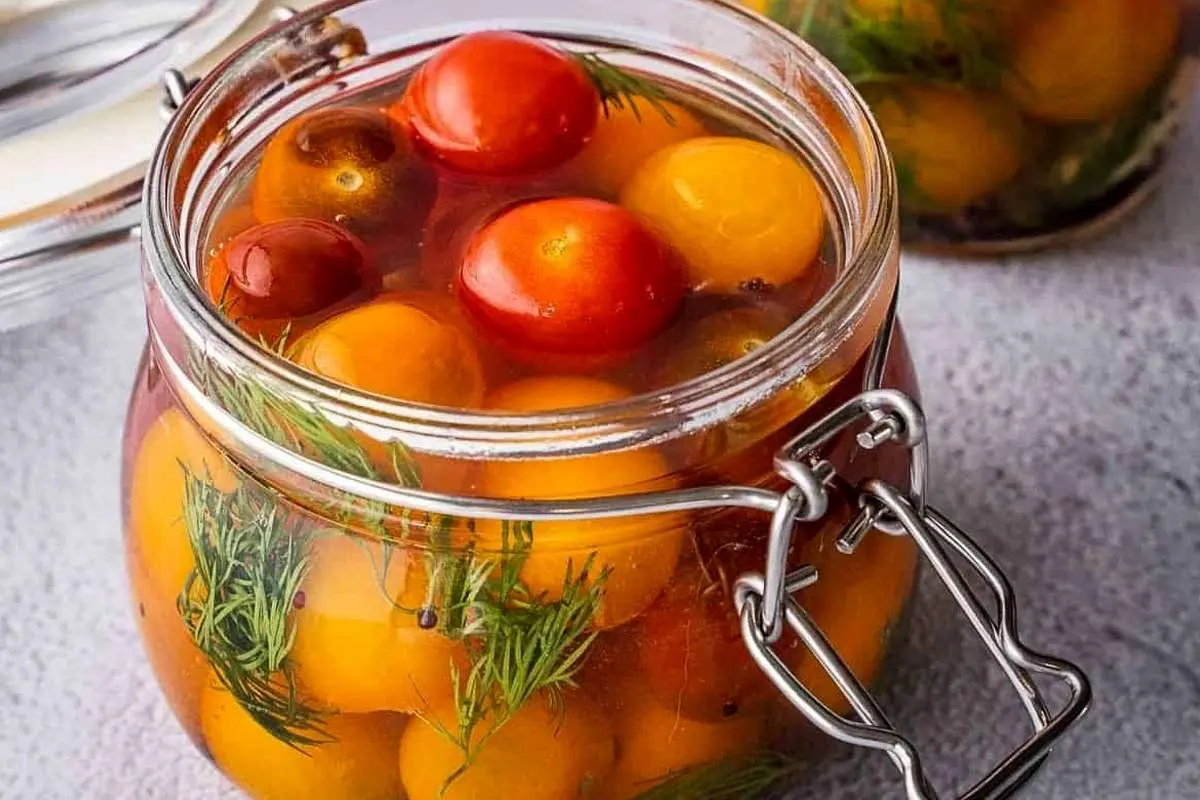 طرز تهیه ترشی گوجه گیلاسی؛ یک چاشنی فوقالعاده خوشمزه