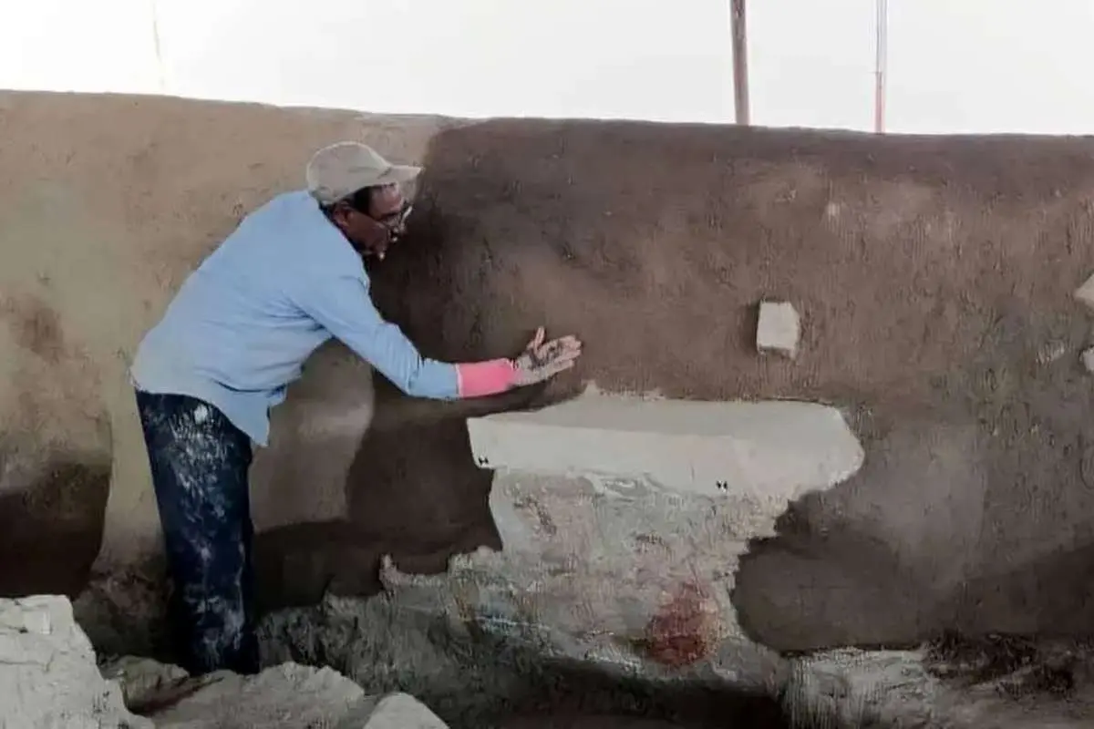 کاهگل‌کشی بر کف و دیواره‌های شهر باستانی گور؛ خطر نابودی نقاشی ۱۷۰۰ ساله چقدر جدی است؟