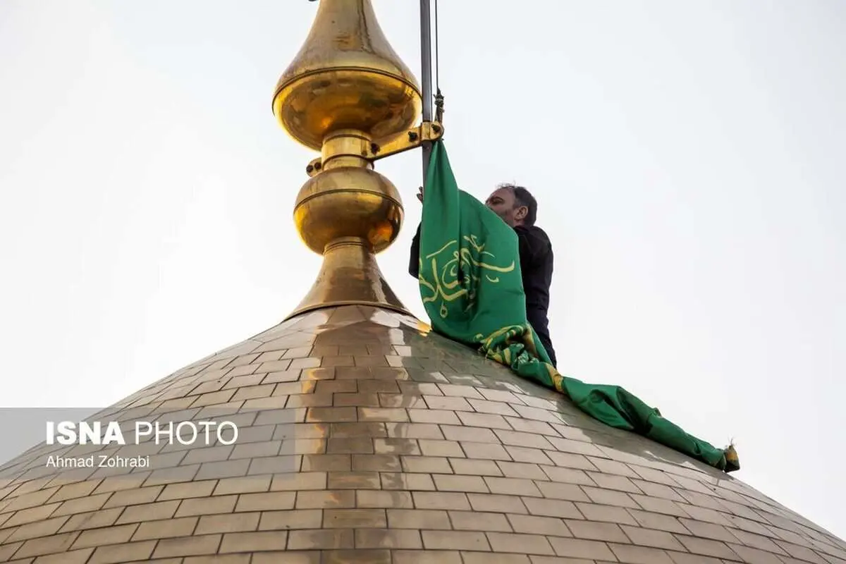 (تصاویر) اهتزار پرچم عزا در شب شهادت حضرت فاطمه معصومه(س)