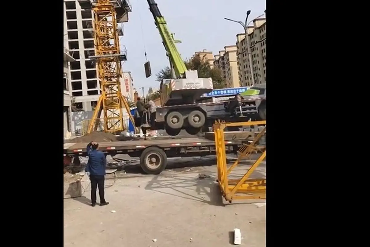 (ویدئو) واژگونی یک جرثقیل و سقوط دو کارگر
