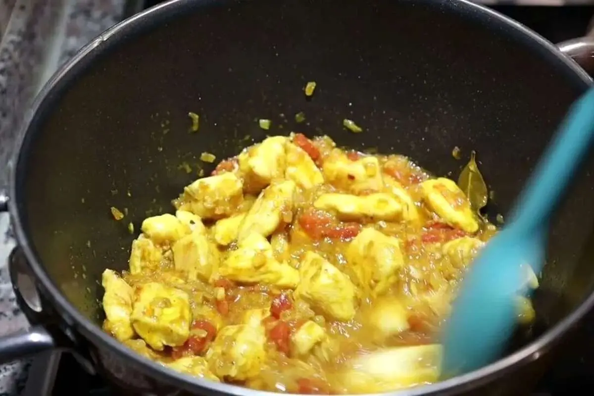 (ویدئو) طرز تهیه خورشت مرغ کاری هندوستانی