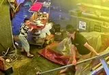 مقابله یک پسربچه با بادهای سهمگین در رستوران