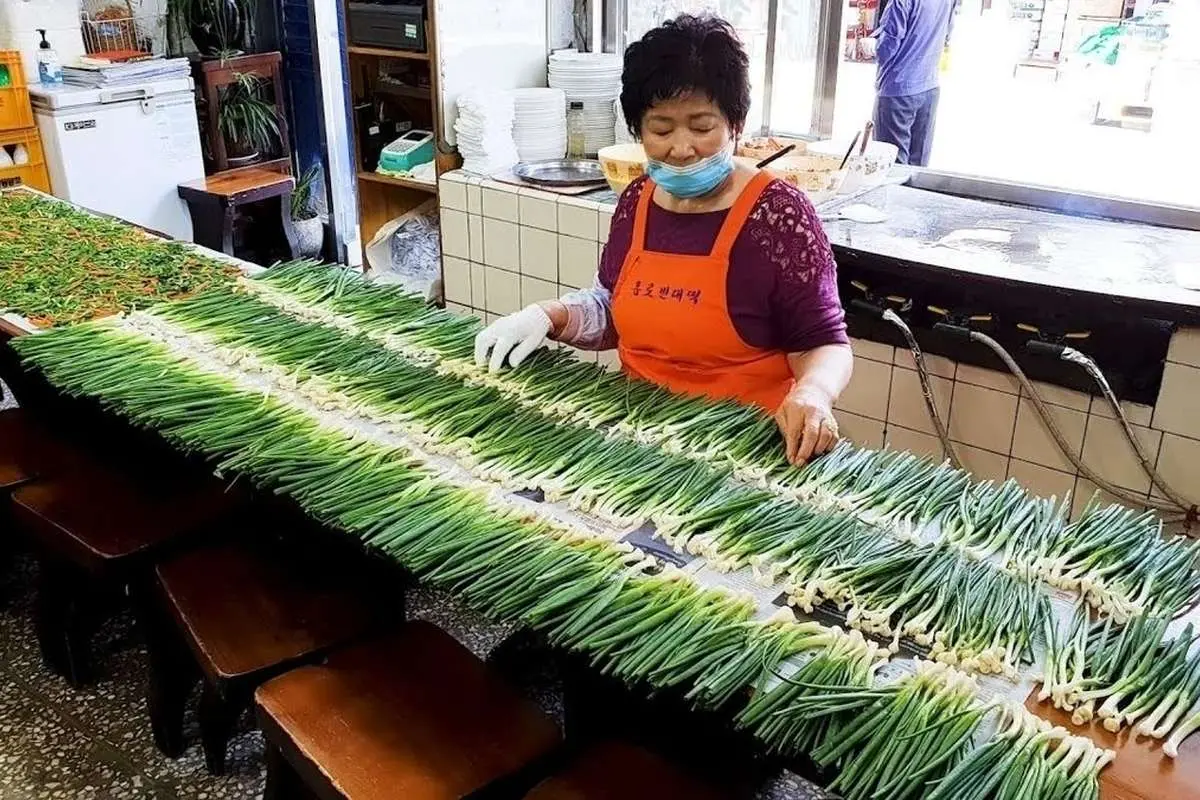 غذای خیابانی در کره؛ پخت پنکیک با میگو و پیازچه در سئول (ویدئو)