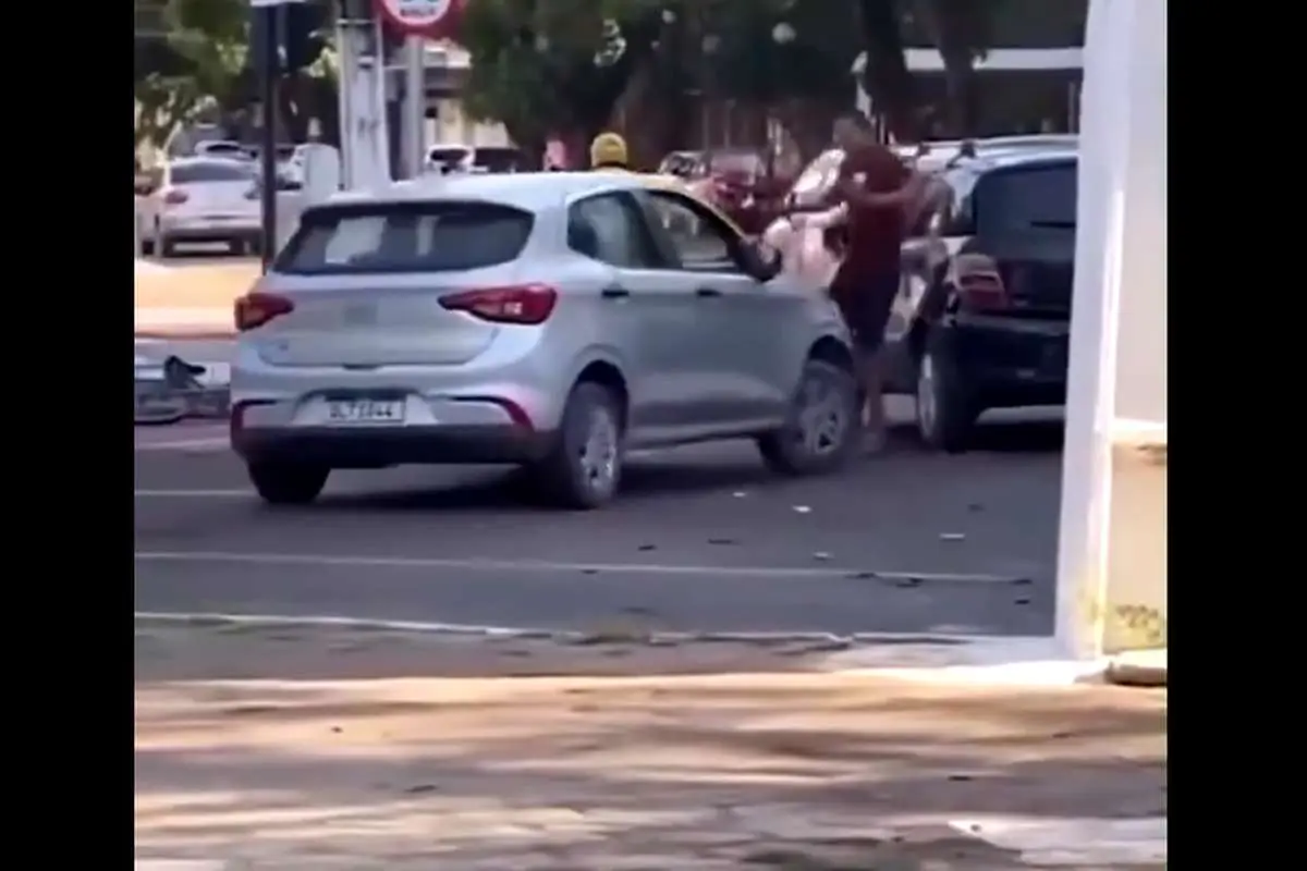 زیر گرفتن یک راننده بعد از حمله با شمشیر مقابل چشم مردم! (ویدئو)